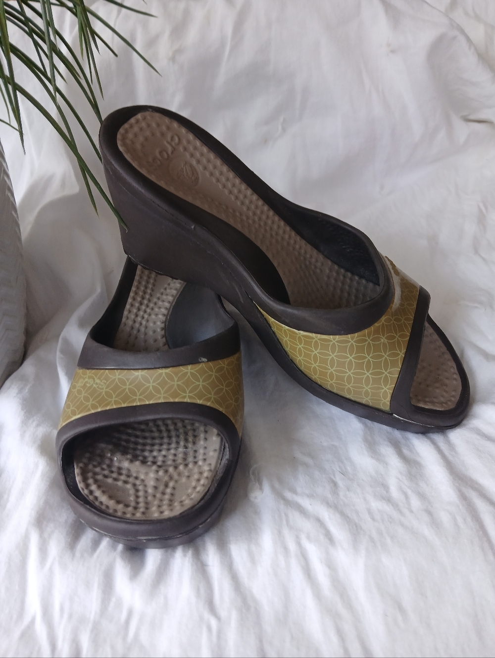 Crocs Sassari Wedge Heel Sandals Green Brown Slide Women’s Size 7